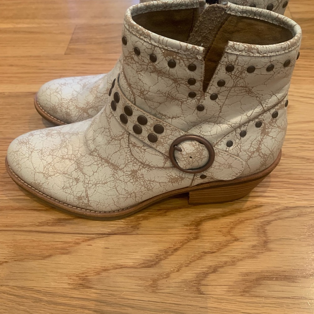 New Sofft Ivory Western-chic booties size 8